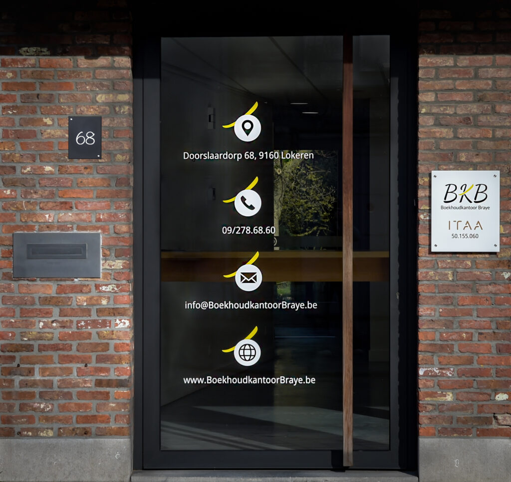 Doorslaar foto deur met huisnummer